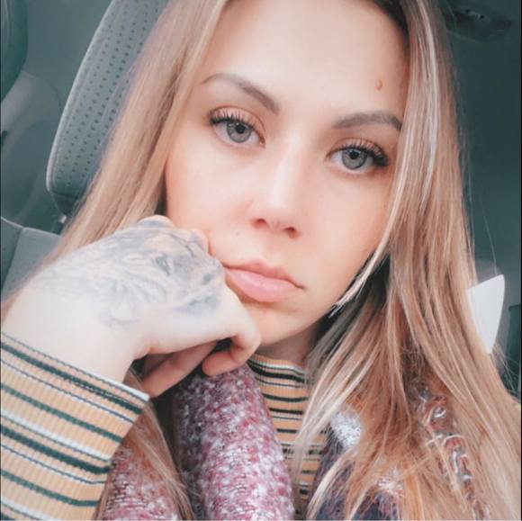 Meet your Posher, Hailey - Picture 1 of 1